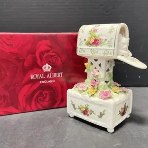 Royal Albert Old Country Roses Musical Kitten in