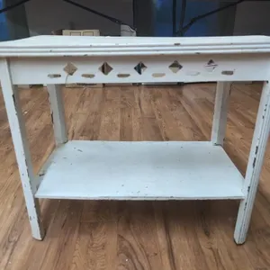 Small white table 22x13x18.5H