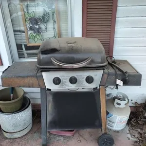 Gas backyard grill and tank