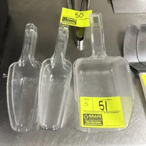 Cambro clear poly scoop. Features an integrated handle.