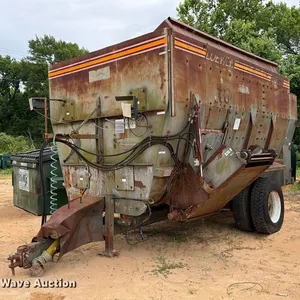1999 Loewen 815 CU.FT. feed mixer