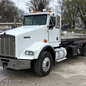 2012 Kenworth T800 roll-off container truck