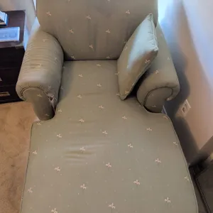 Green Upholstered Chaise Lounge with Rolled Arms and Skirted Base
