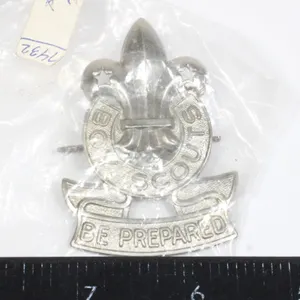VINTAGE UN-OPENED BOY SCOUTS CAP BADGE