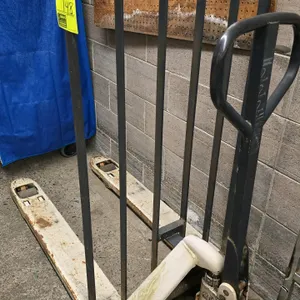 Crown manual hydraulic pallet jack