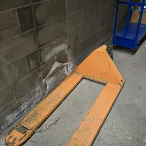 Manual hydraulic pallet jack