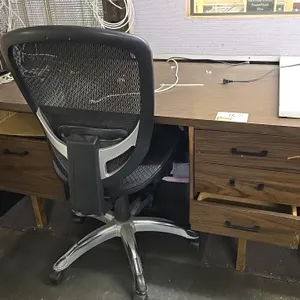 5' Laminate desk with office chair