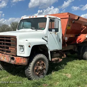 1980 International  1824 feed mixer truck