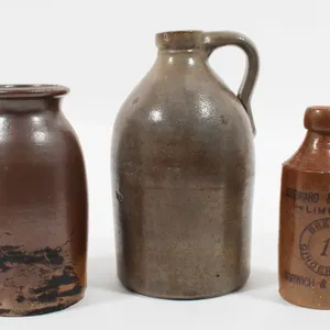 STONEWARE CONTAINERS WITH VARIED FORMS.