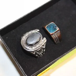 2 VINTAGE MEN'S RINGS SZ 11.25 
