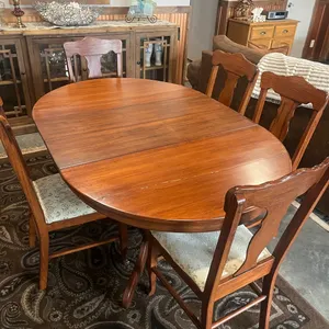 Antique table and 5 chairs 1940 or earlier (two leafs) *THIS ITEM AVAILABLE FOR LIVE ON-SITE BIDDING ONLY