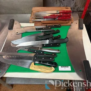 LOT OF KNIVES & CUTTING BOARDS