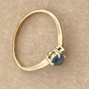 10K Marked Ladies Ring with Stone