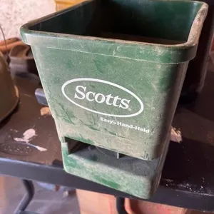 Scott�s easy handheld seed thrower