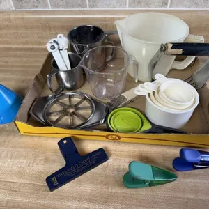 Measuring cups, clips, funnel, apple slicer,