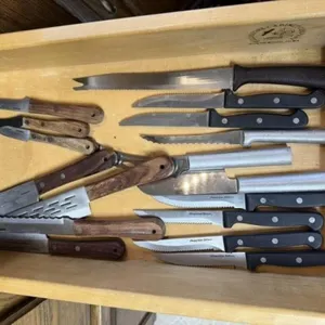 Contents of cutlery drawer, steak knives
