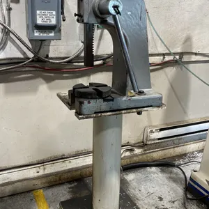 ARBOR PRESS ON HEAVY DUTY METAL PEDESTAL