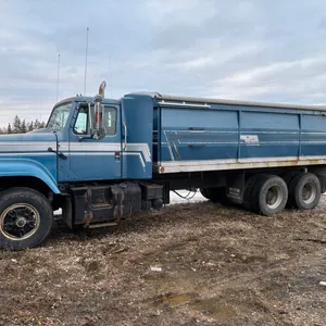 1987 IH 2575 tandem grain truck, NO SAFETY (GST 5% & PST 7% charged)**** SN  1HSZJGGR8HH452428 **** Previous owner.  Paul Daviduik