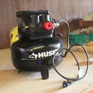 HUSKY 3 GALLON  AIR COMPRESSOR