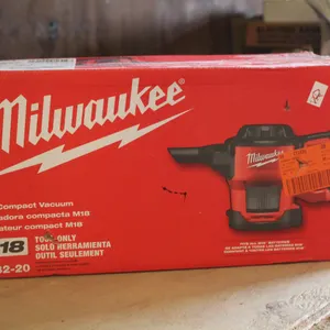 MILWAUKEE M18 COMPACT VACUUM