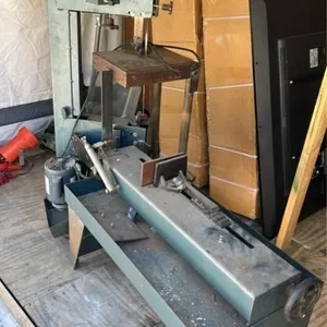 Metal bandsaw with attached vise