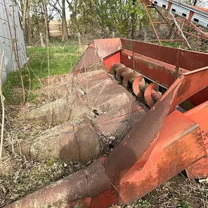International 844 corn head