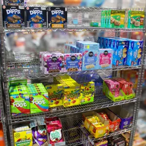 LARGE LOT OF SCHOOL SNACKS INCLUDES QUAKER DIPS