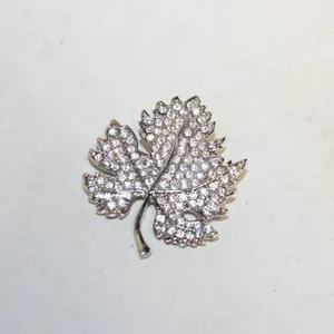 CLEAR CRYSTAL RHODIUM PLATING MAPLE LEAF BROOCH