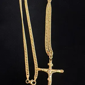APPROX 18K CHAIN (23") WITH APPROX 18K CRUCIFIX PENDANT (9.7G)
