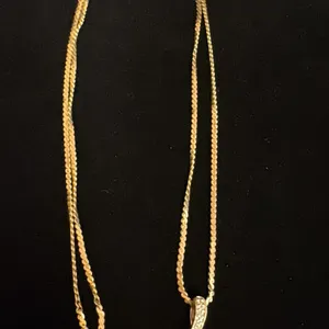 APPROX 10K CHAIN (18") WITH APPROX 10K PENDANT SET WITH BLUE TOPAZ & DIAMONDS (4.6G)