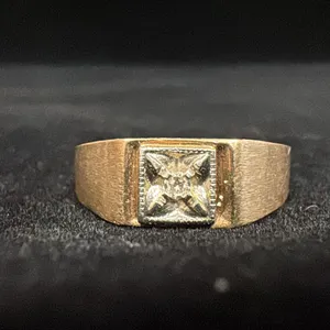 APPROX 10K MENS RING SET WITH DIAMOND (.04CT, 4.3G)