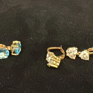 PAIR APPROX 10K EARRINGS SET WITH CUBIC ZIRCONIA AND PAIR APPROX 10K EARRINGS SET WITH BLUE TOPAZ
