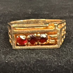 APPROX 10K MENS RING SET WITH GARNETS (9G)