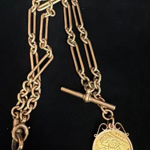 APPROX 9K WATCH CHAIN (16") WITH APPROX 9K FOB SET WITH 1915 UK GOLD HALF-SOVEREIGN (18.2G)