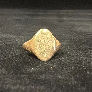 APPROX 10K LADIES SIGNET RING (2.7G)