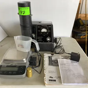 Labtronics 919 Moisture Meter, SN: 24243 with Acculab VIC511 Scale.