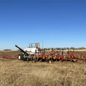 1995 BOURGAULT 8800 40' Air Seeder w/ 2004 BOURGAULT 5250 Cart & Morris Packer