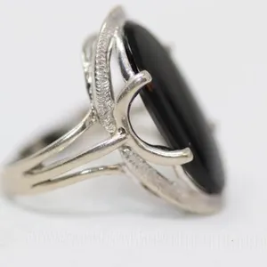 Unmarked Onyx (?) Ring