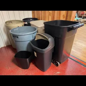 Assorted Trash Cans - Rubbermaid Roughneck
