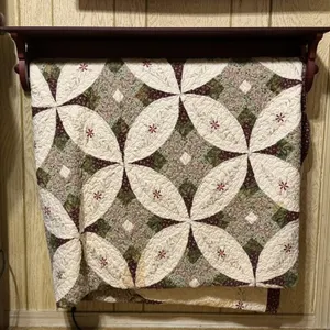 Wall Mounted Quilt Rack & Quilt