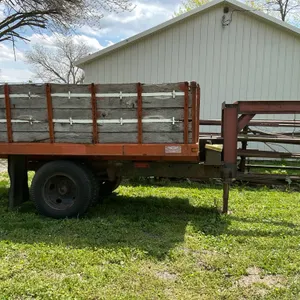 Gooseneck dump wagon