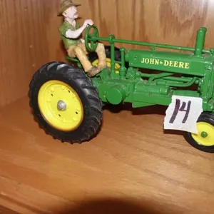 TOY JD TRACTOR