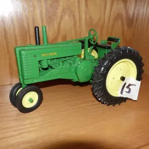 TOY JD TRACTOR