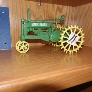 TOY JD TRACTOR