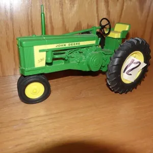 TOY JD TRACTOR