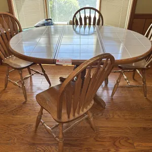 Kitchen table and 4 chair chairs, 44 x 60 x 30”
