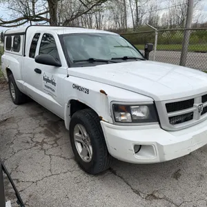 2011 Dodge Dakota Extended Cab Pickup Truck with Bed Cap, White