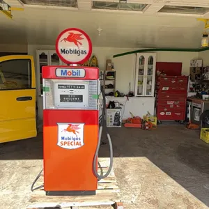 VINTAGE MOBIL GAS PUMP