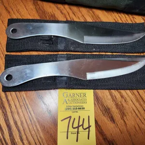 2 Throwing Knives