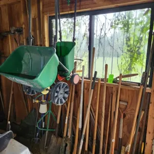 Yard Tools, Spreaders 2 ct.